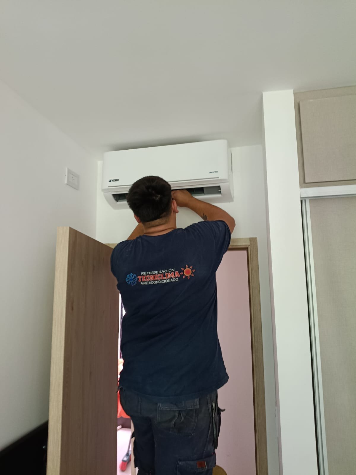 Trabajo de instalación y refrigeración por Tecniclima